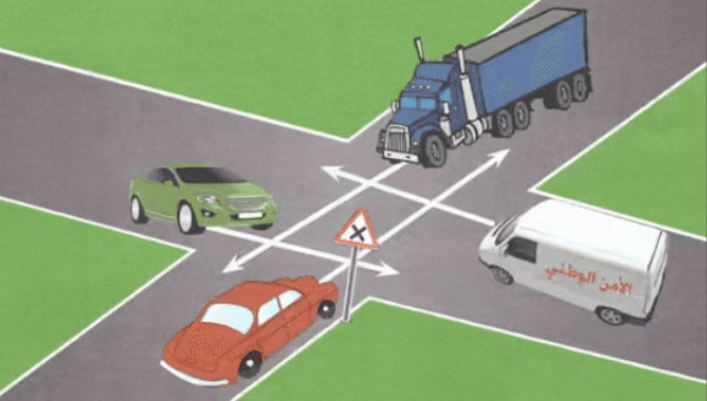 الأسبقية لسيارة الشرطة في ملتقى الطرق